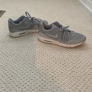 Nike air max women’s grey